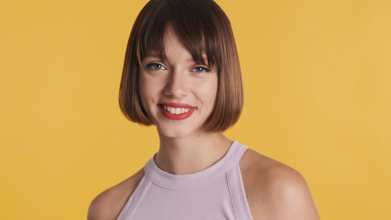 mujer sonriente posando