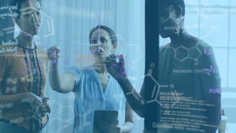 animación del procesamiento de datos sobre diversas personas de negocios tomando notas en la oficina