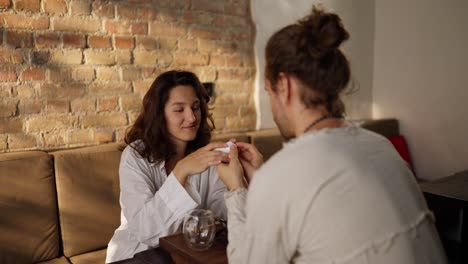 pareja teniendo una ceremonia tradicional de té en casa