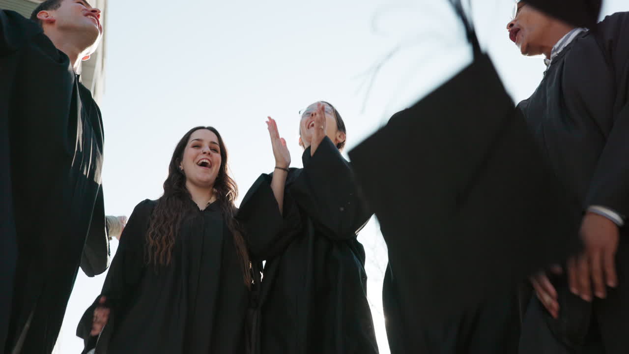Tocco di laurea, amici e studenti che lanciano in aria