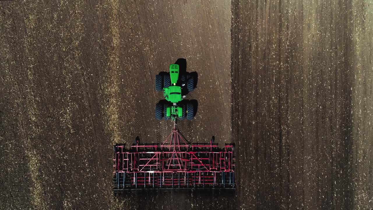 검은 흙이 있는 대형 산업용 농기구 디스크 필드의 하향식 드론 샷