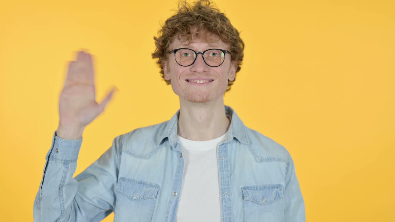 bienvenida joven pelirrojo saludando, fondo amarillo