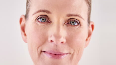 primer plano del ojo de una mujer.