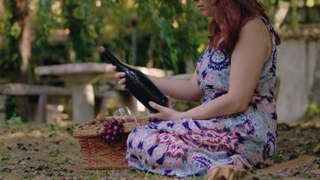 chica mira fijamente a un vino en un parque público medio disparado