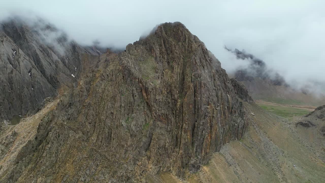 impresionante vista aérea de las hermosas montañas de afganistán, mostrando su esplendor natural y entorno tranquilo, naturaleza de montaña, naturaleza pacífica