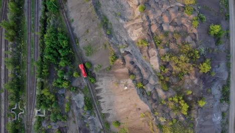 tren rojo avanzando hacia vías aleatorias