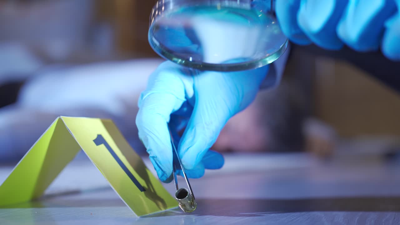 la investigación de la escena del crimen del cuerpo, que fue disparado en casa con un arma, se está llevando a cabo.