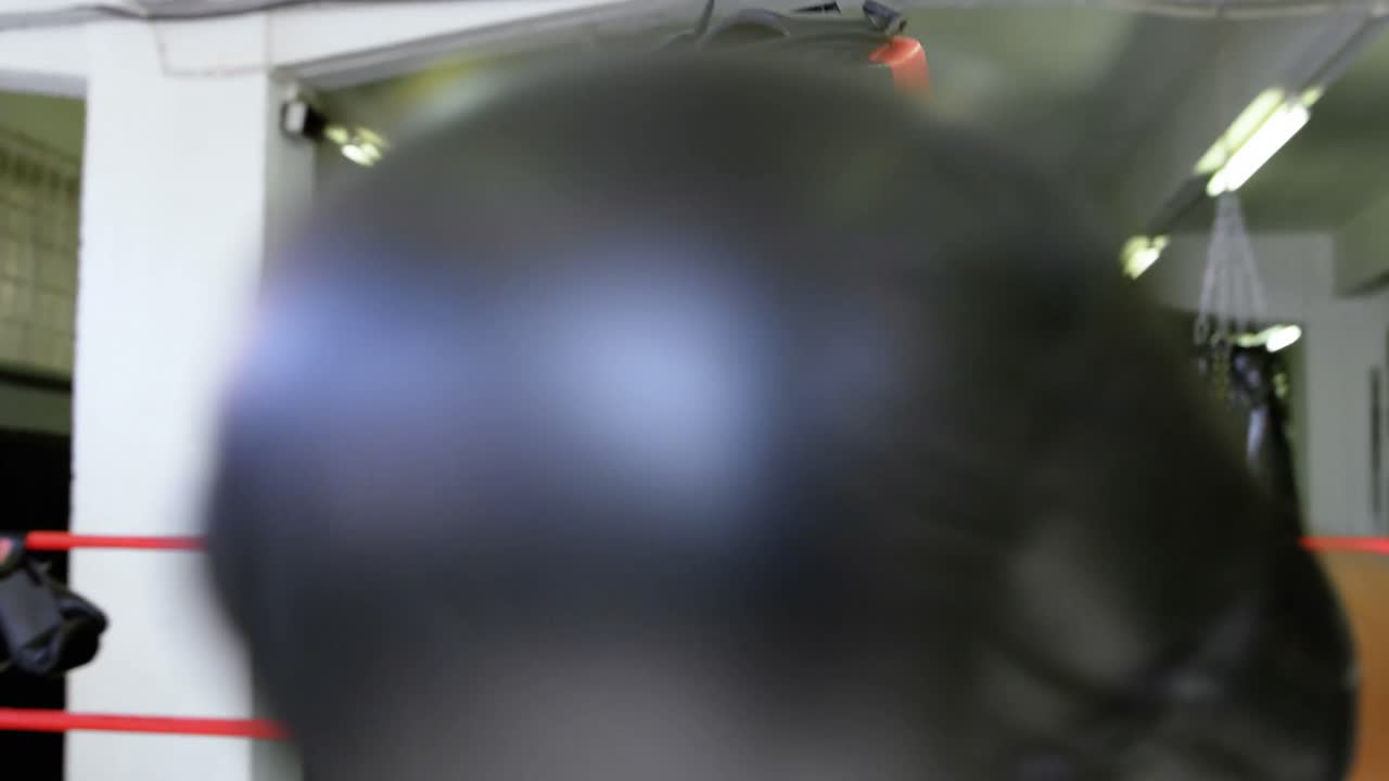 hombre de alto nivel boxeando en el estudio de fitness 4k