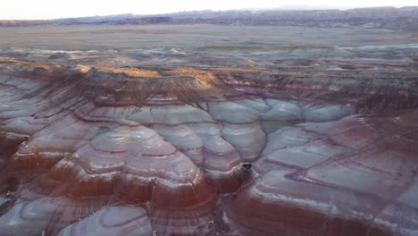 4K-Drohnenansicht-Der-Farbenfrohen-Bentonit-Hügel,-Utah,-Zur-Blauen-Stunde