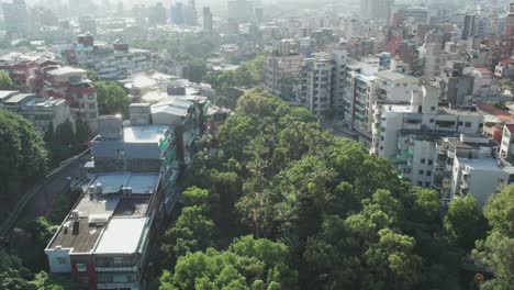 Luftaufnahme-Von-Mehrfamilienhäusern-In-Xinbeitou,-Taipeh