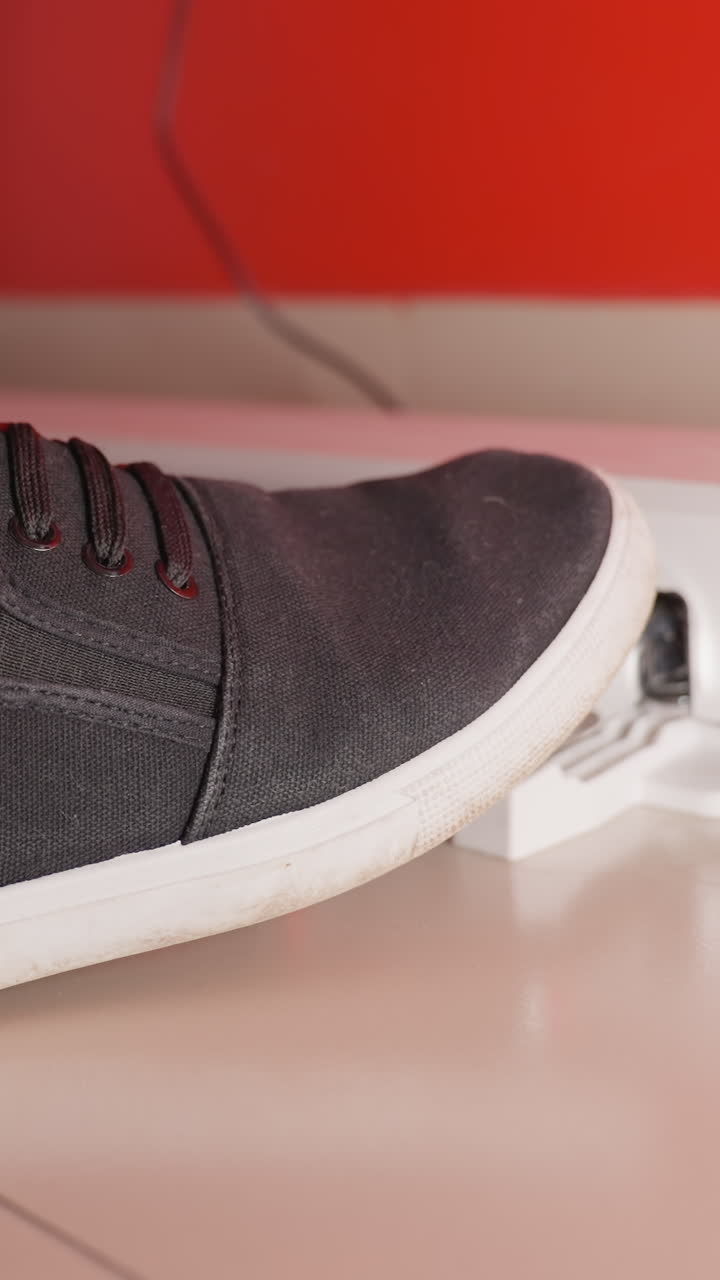 검은 신발과 파란 청바지를 입고 피아노 페달을 는 발의 클로즈업, 피아노 연주의 행동을 강조합니다.