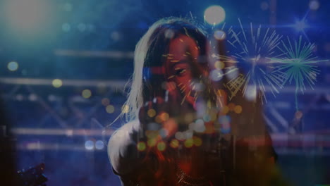 Animación-De-Puntos-De-Luz-Y-Fuegos-Artificiales-Sobre-Una-Mujer-Caucásica-Cantando