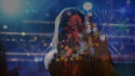 animación de manchas de luz y fuegos artificiales sobre la mujer caucásica cantando