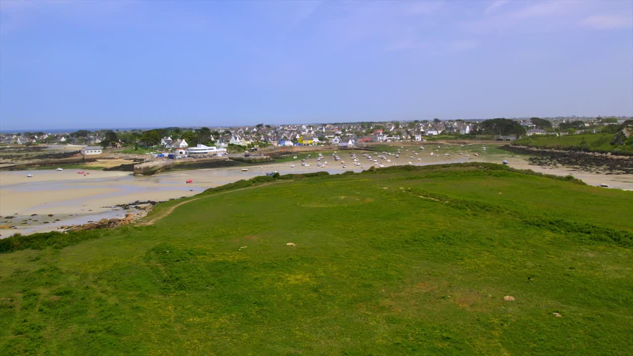 Vista aerea di una città costiera in Bretagna, Francia