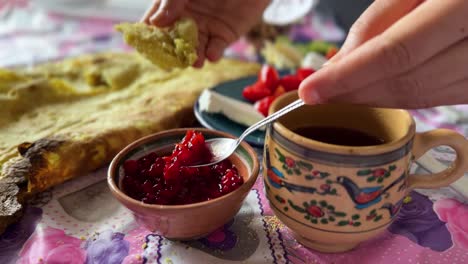 Mermelada-De-Agracejo-Deliciosa-Mermelada-De-Bayas-Sabor-Agridulce-Jarabe-De-Desayuno-Rojo-Brillante-Comida-Sabrosa-Con-Aguacate-Mantequilla-De-Maní-Saborea-La-Cocina-Persa-En-El-Campo-Rural-De-Montaña-De-Medio-Oriente-Khorasan-Irán