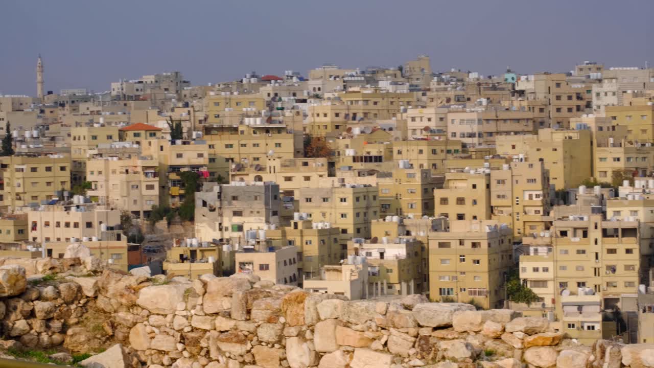 cacerola lenta de la ciudad capital amman en jordania, casas y edificios densamente poblados en el centro de la ciudad