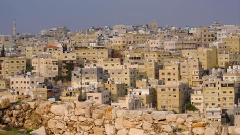 cacerola lenta de la ciudad capital amman en jordania, casas y edificios densamente poblados en el centro de la ciudad