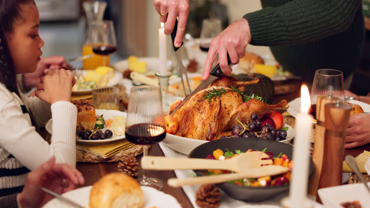 familia celebrando la cena de acción de gracias juntos