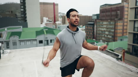 hombre asiático, fitness y salto de cuerda en el techo