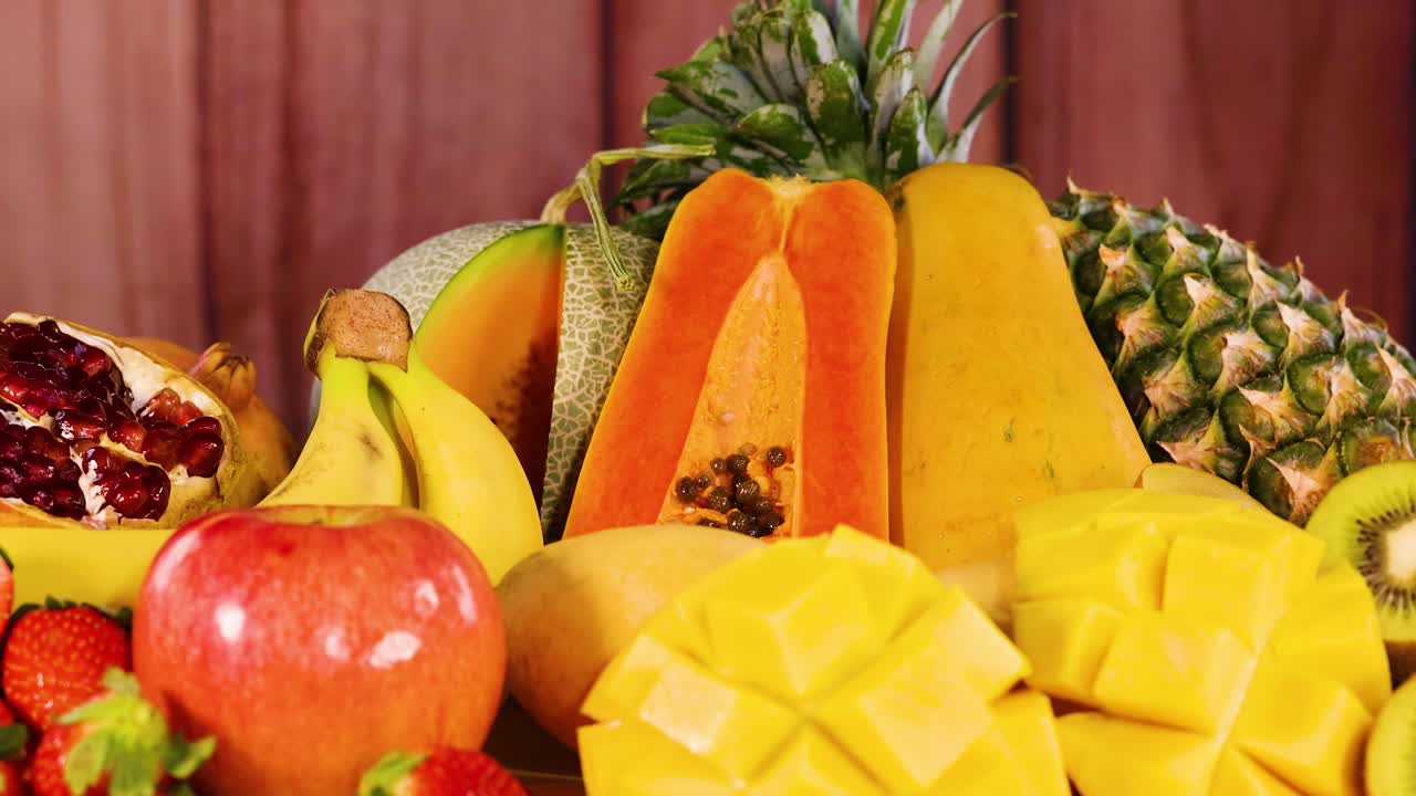 Varietà di frutta fresca esposta su una superficie di legno