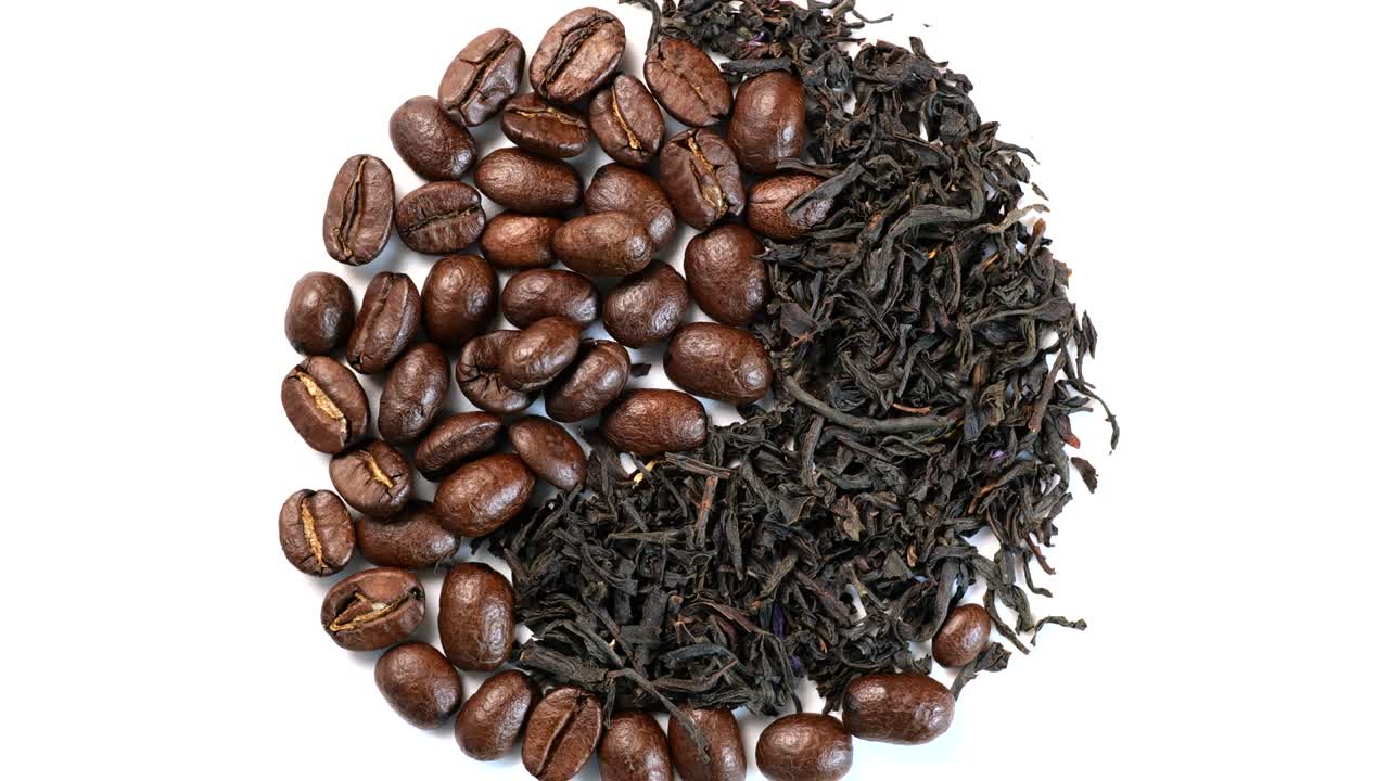 한 쪽에는 커피 콩, 다른 쪽에는 차가 있는 회전하는 원