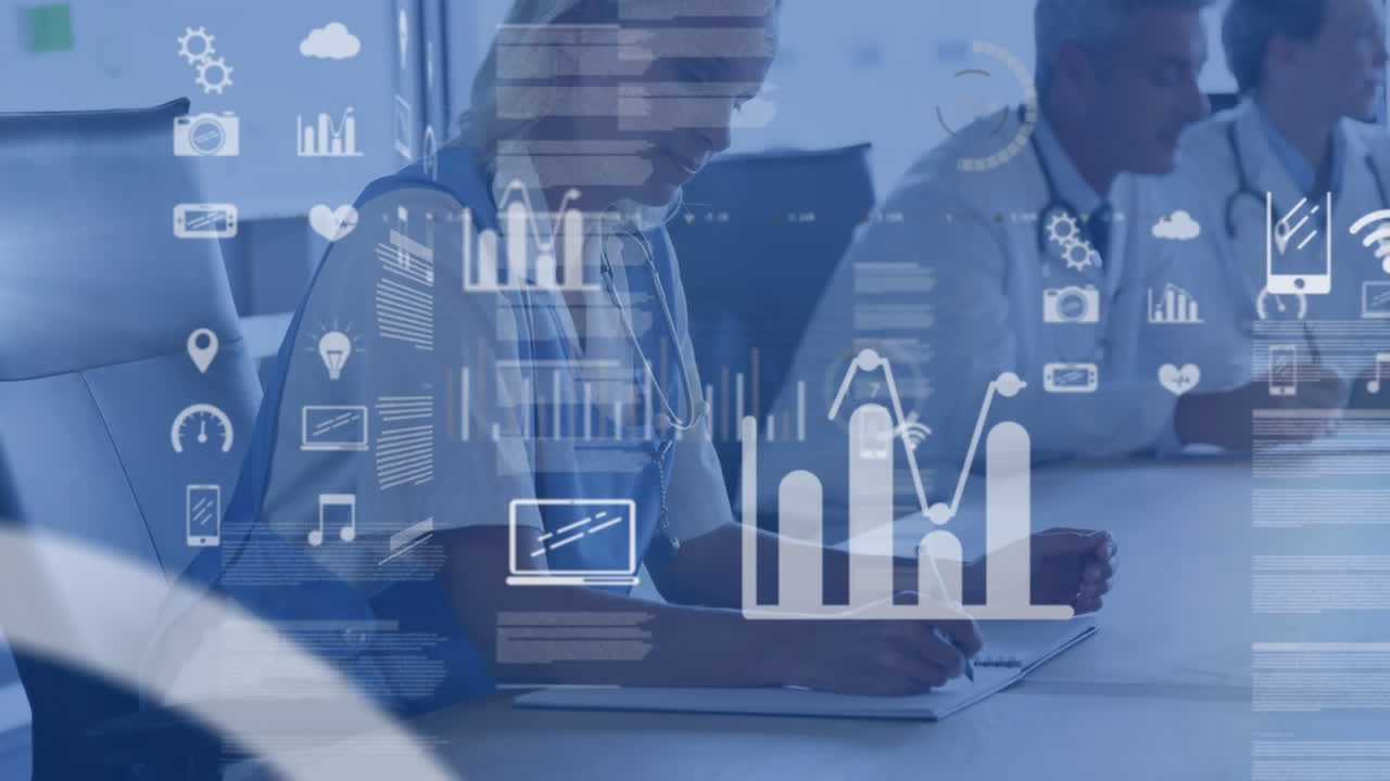 animación de la interfaz con el procesamiento de datos contra la doctora caucásica tomando notas en el hospital