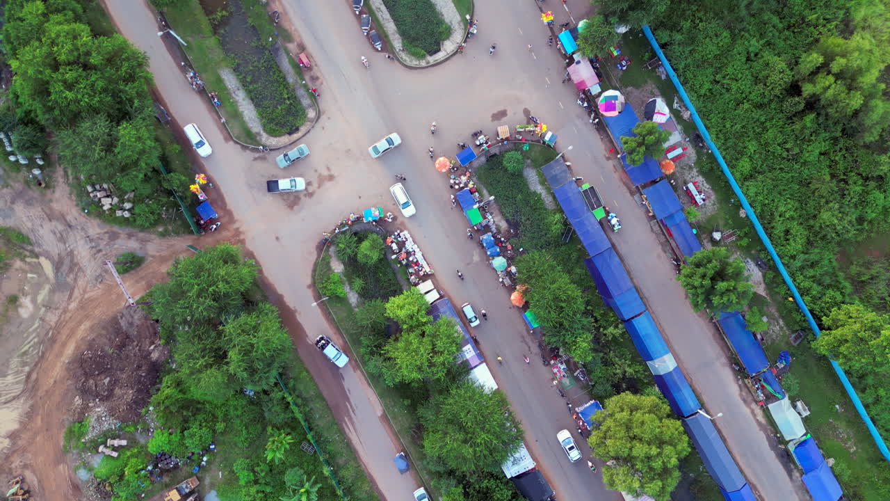 mercado nocturno establecido desde la vista de los pájaros siem reap cambodia