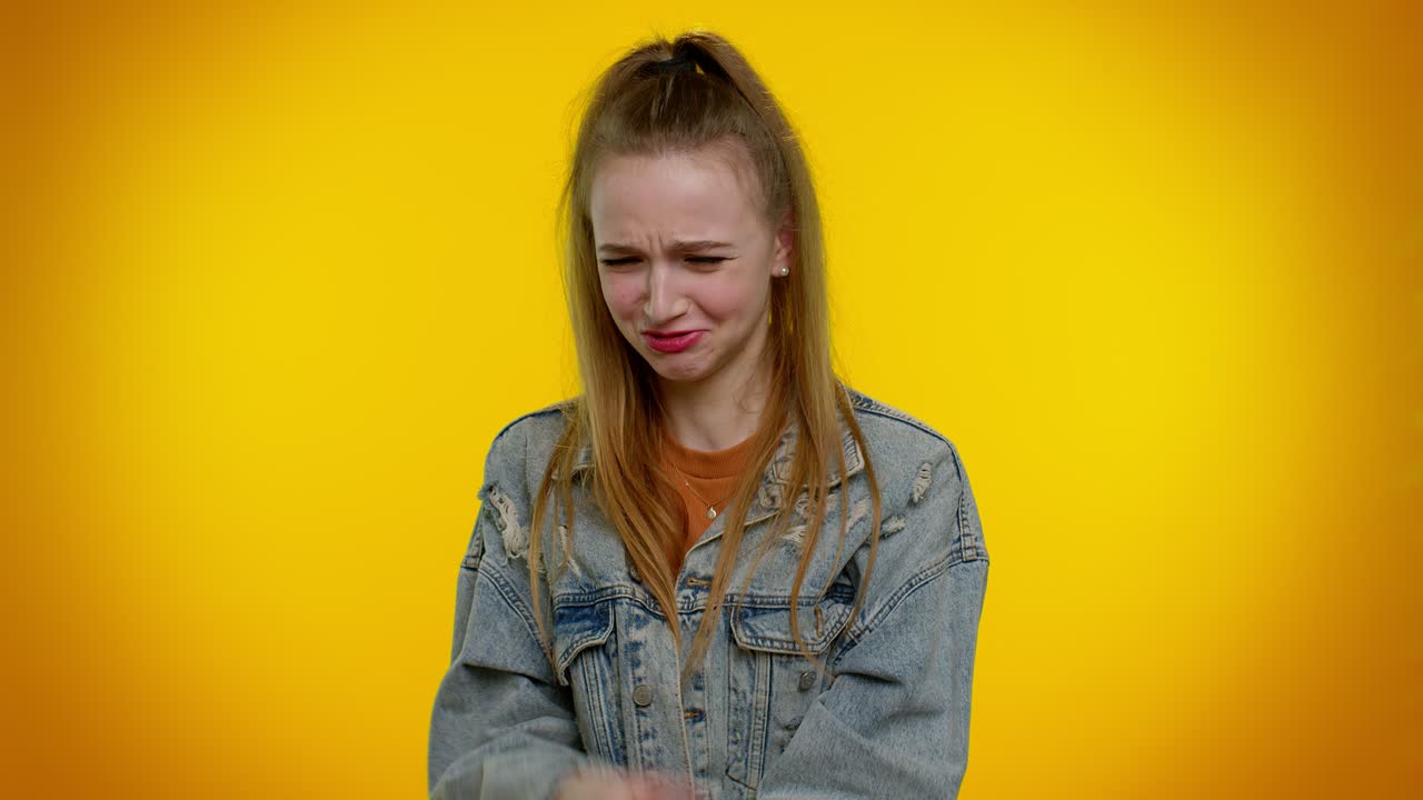 불안한 소녀는 울고, 분노한 표정으로 손을 들어서 왜, 실패의 어떤 이유, 짜증이 있는지 묻습니다.