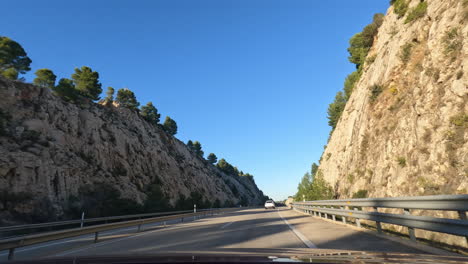 Viaje-En-Coche-Por-El-Paisaje-De-Montaña