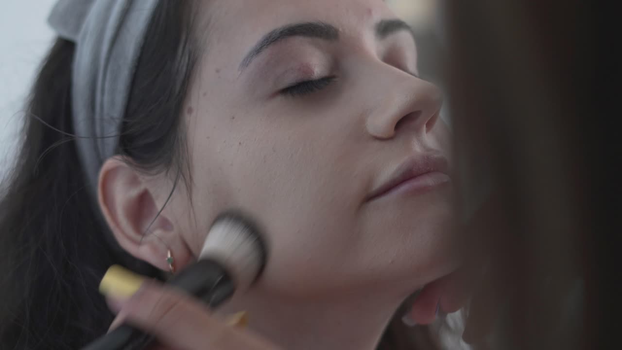 mujer aplicando maquillaje