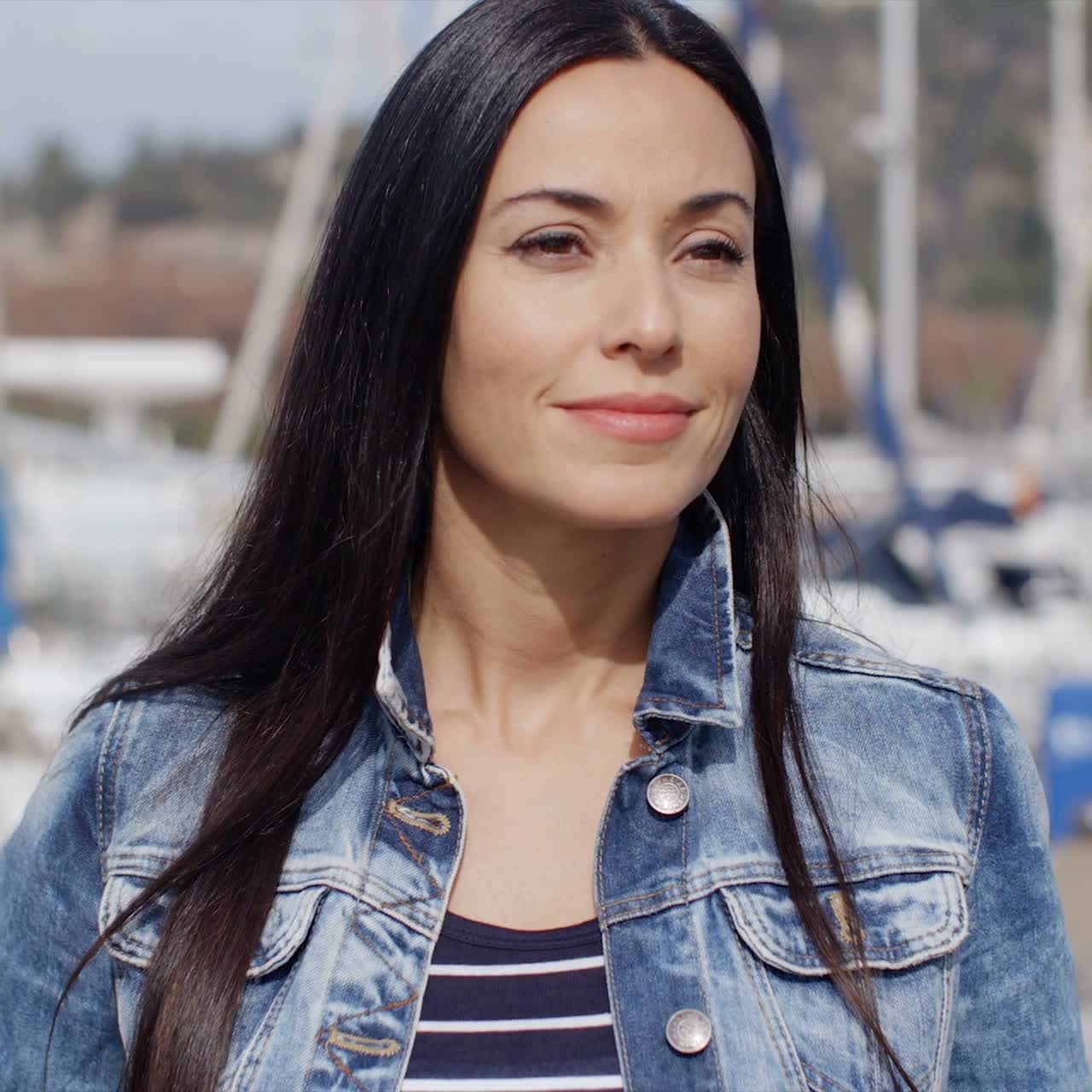 mujer atractiva divertida sonriendo a la cámara