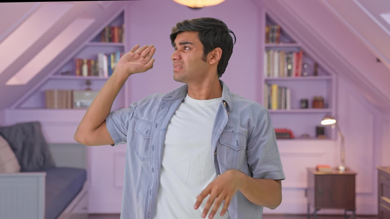 chico indio volando un mosquito