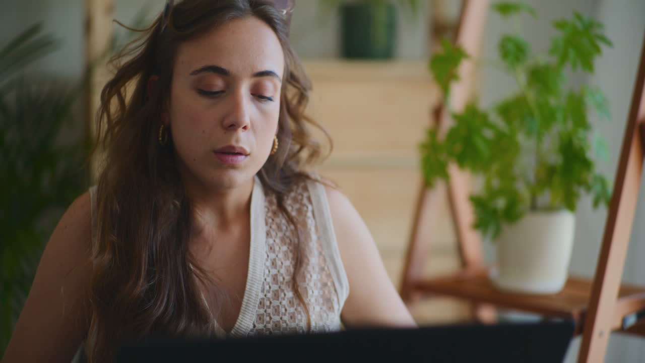 mujer de negocios preocupada trabajando en una computadora portátil