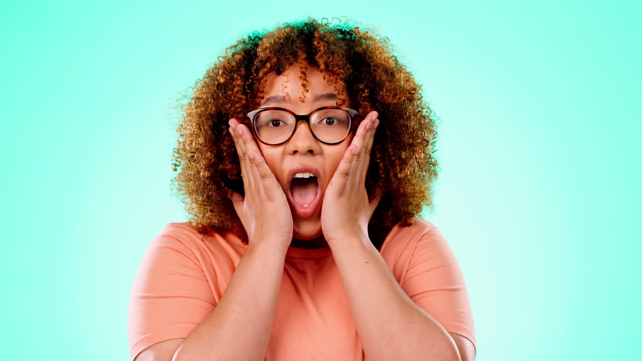 cara, sorpresa y mujer negra con shock