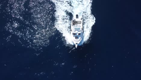 barco parker conduciendo por el agua