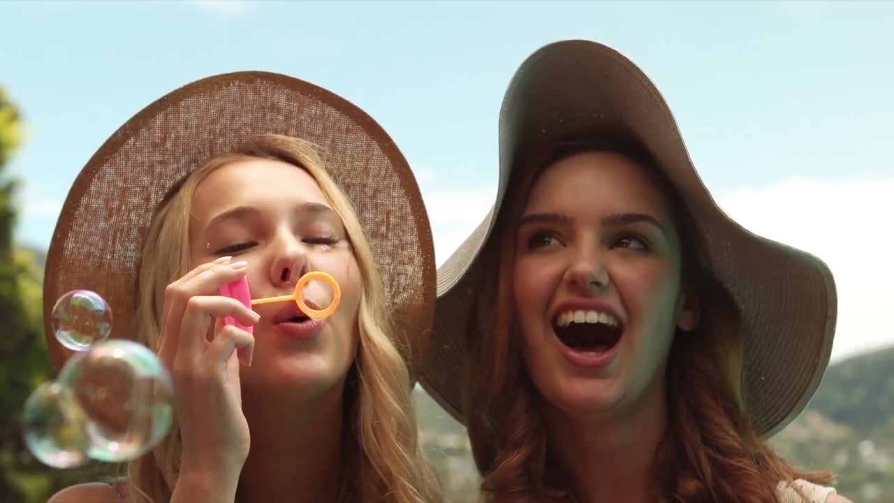 ⁇ 은 친구들이 거품을 만들고