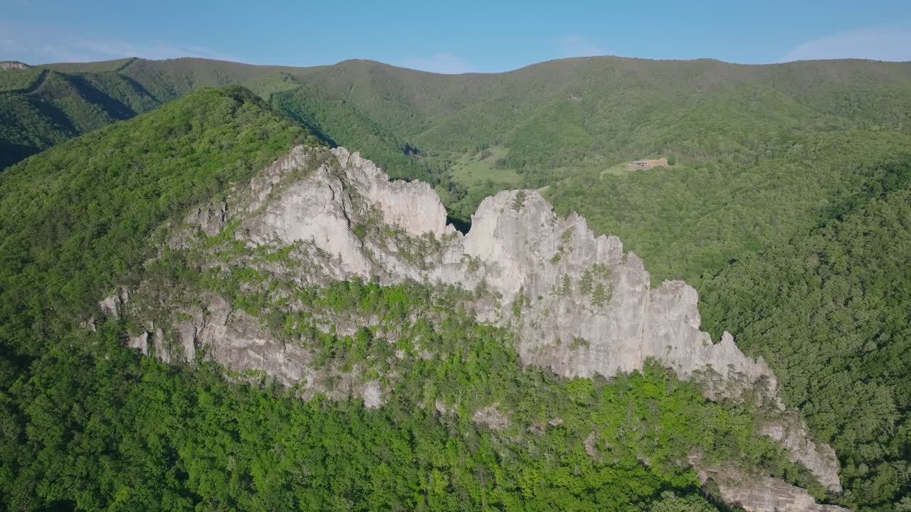 Ripresa aerea in allontanamento sopra Seneca Rocks con vallate boscose che si estendono oltre, luogo isolato e pulito