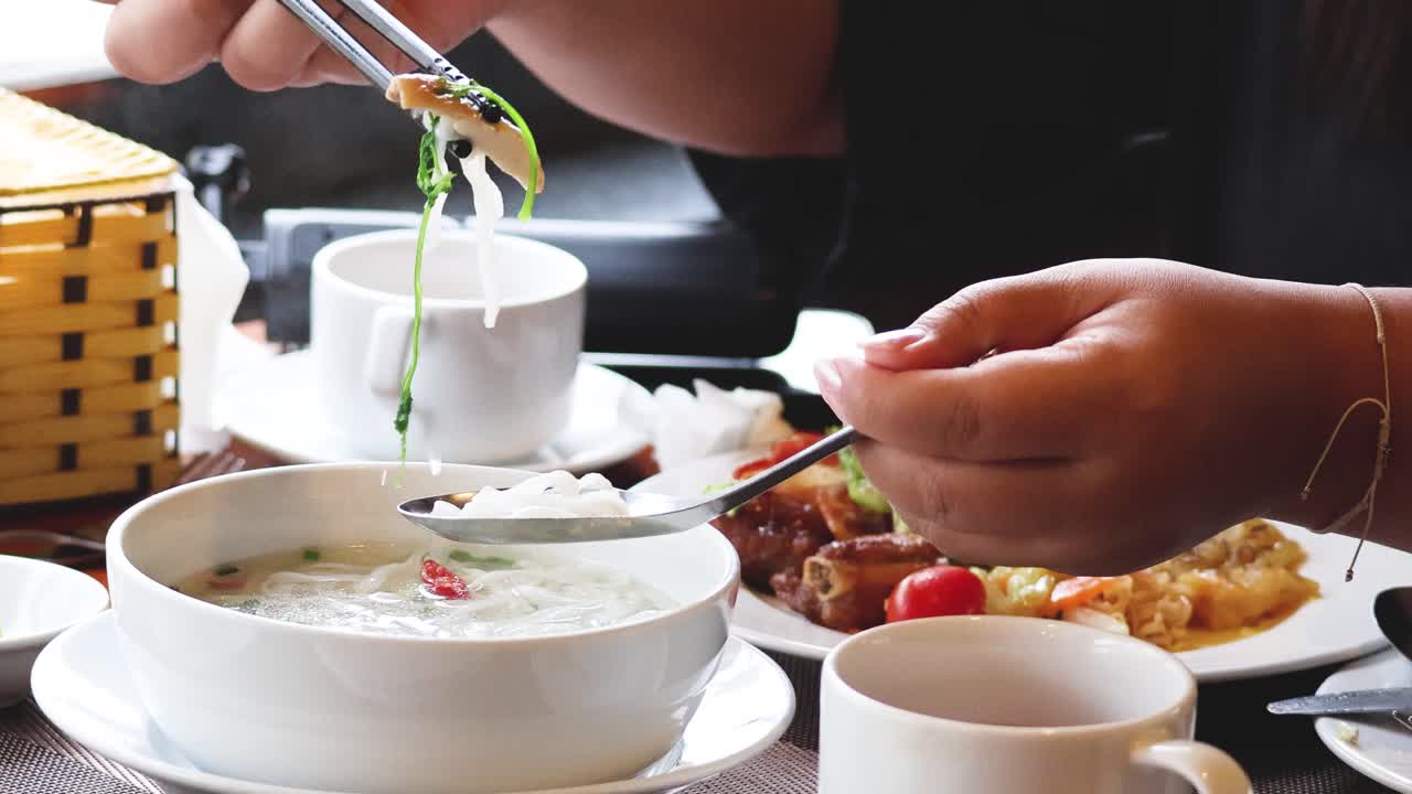 수프를 먹고 음식과 상호 작용하는 사람