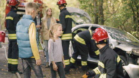 children witnessing car accident with firefighters