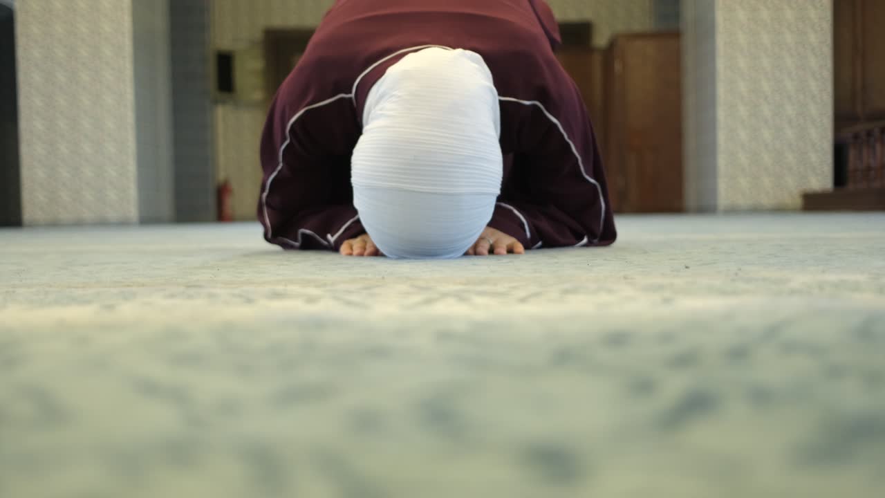 Müslüman Kız Secdesi