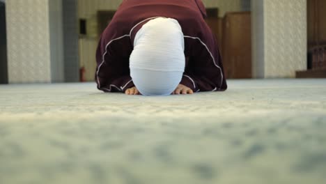 muslim girl prostration