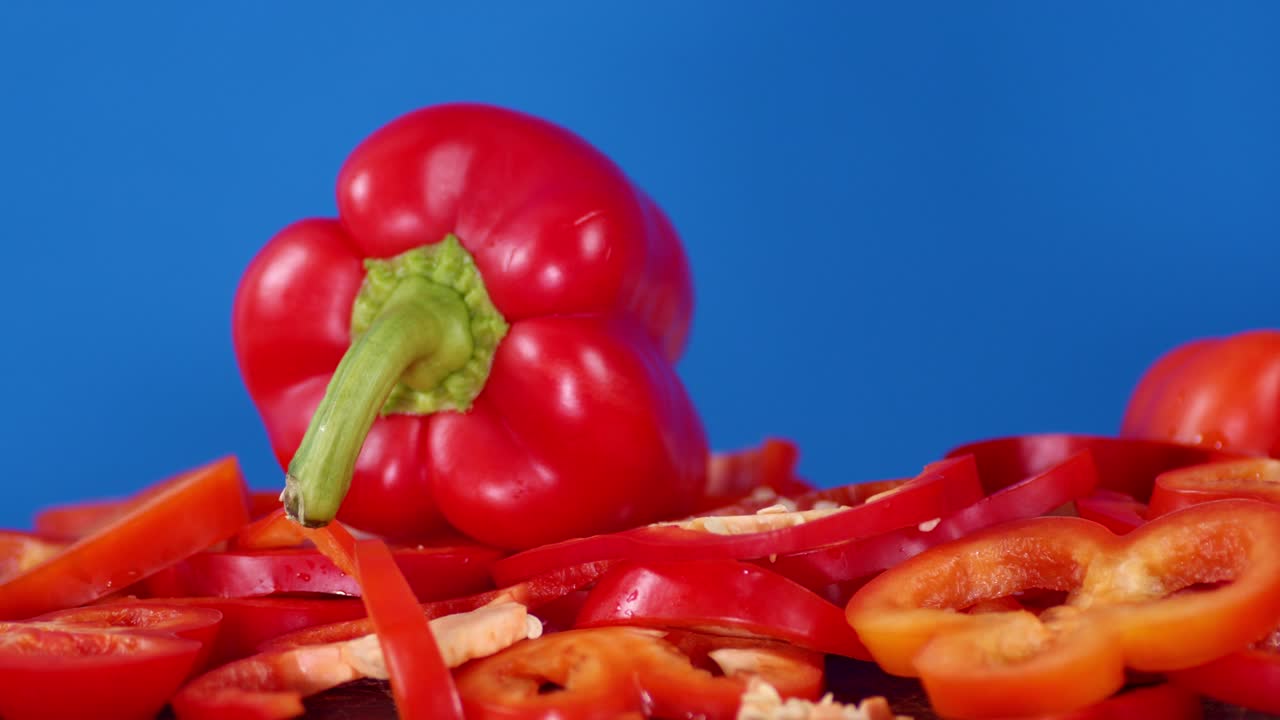익은 은 달한 고추의 조각이 천천히 회전합니다.