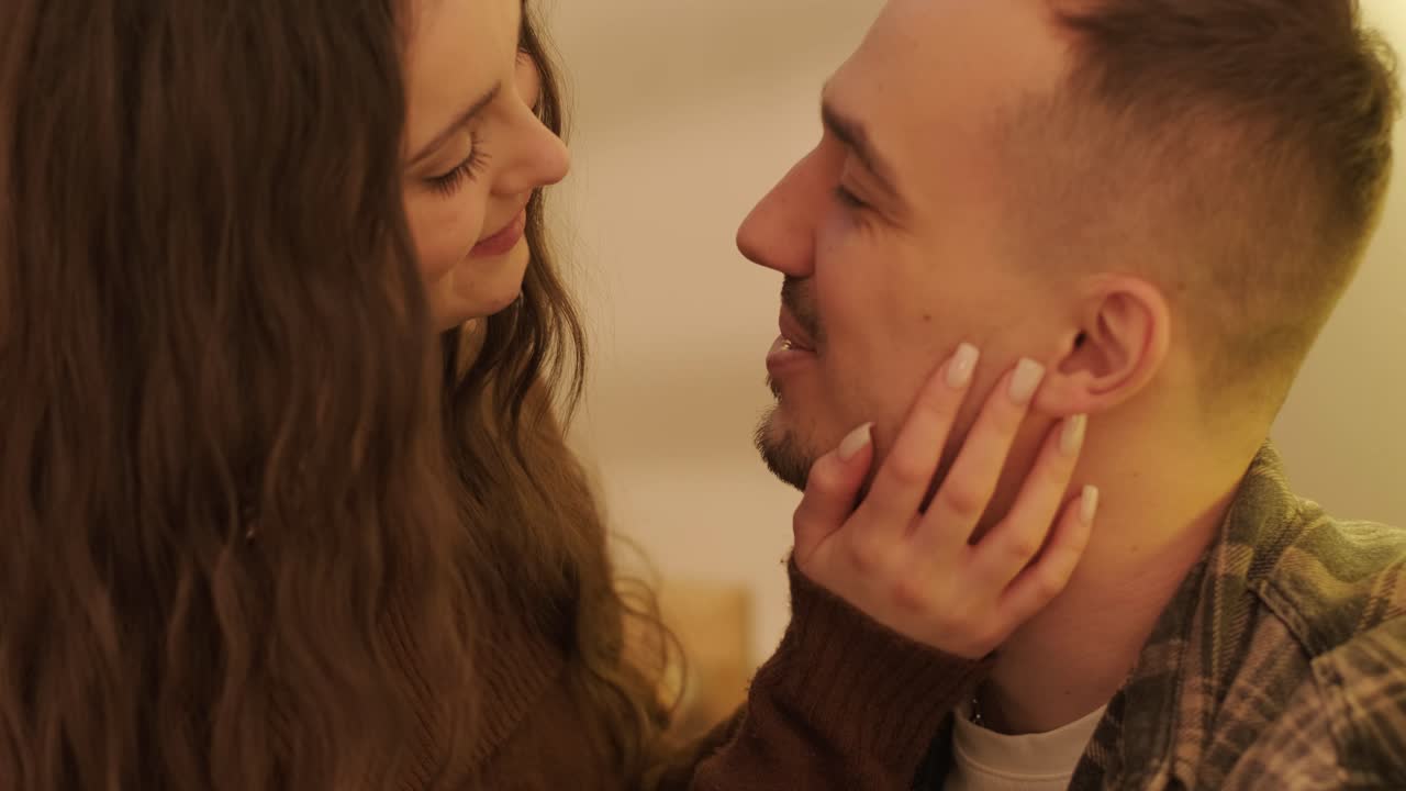 una pareja enamorada está pasando tiempo en casa.