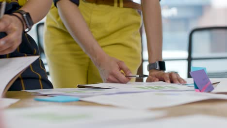 primo piano del tavolo con i colleghi che lavorano al progetto