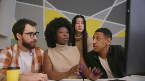 el gerente afroamericano consulta a los empleados en la oficina