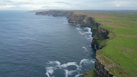 fotografía aérea a lo largo de la costa irlandesa que muestra los acantilados de moher