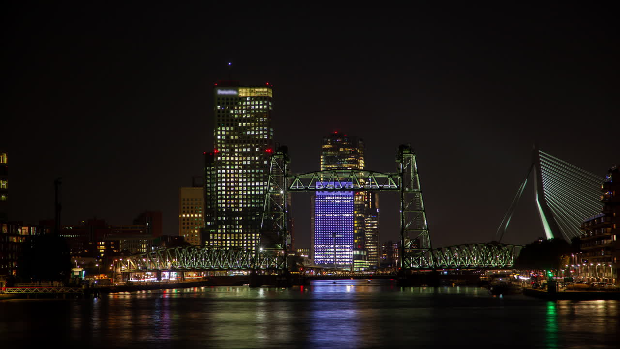 로테르담 해변의 야간 도시 풍경