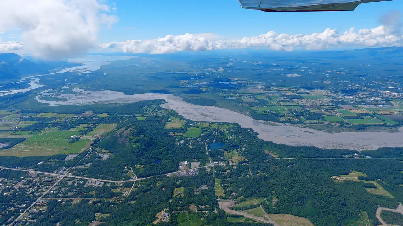 vuelo en avión al este de palmer alaska con la ciudad, el río matanuska y el aeropuerto de palmer en la distancia