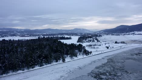 Drone-Descendiendo-A-La-Orilla-Del-Río-San-Lorenzo-En-Un-Día-Nublado-De-Invierno