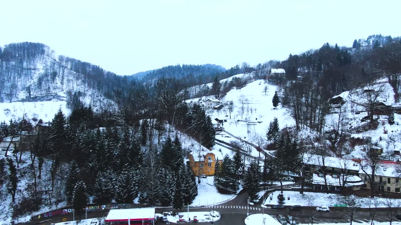 Lot z powietrza dronem nad rzeką i miastem Celje w Słowenii